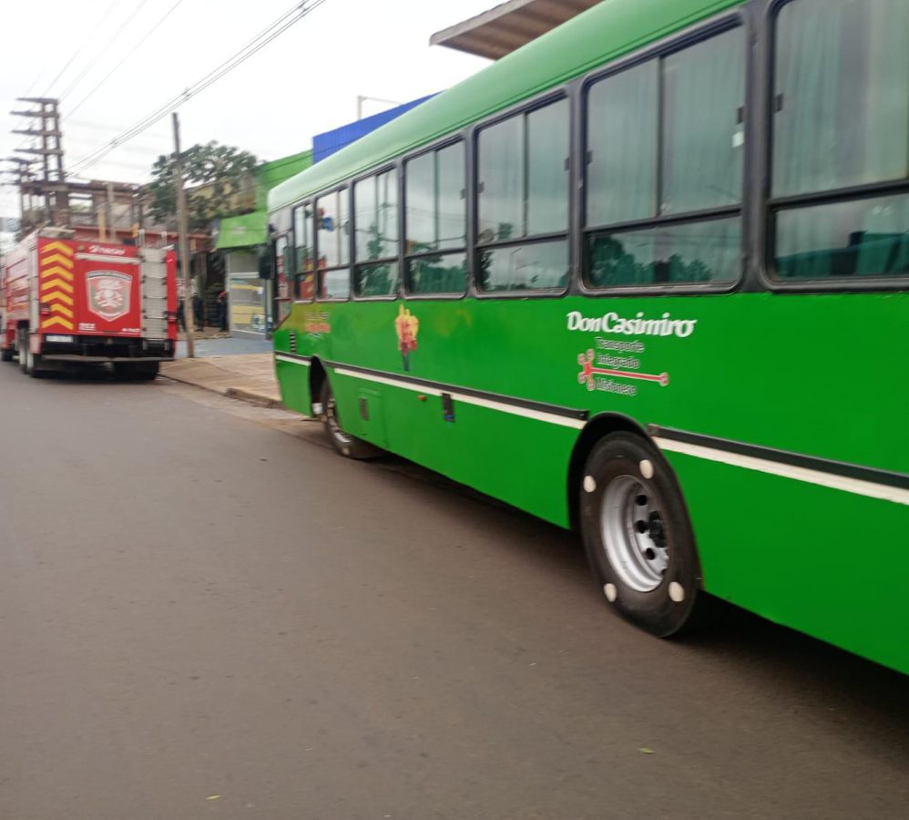 Colectivo despistó sobre la colectora de avenida Quaranta en Posadas: sin lesionados 1 2 - WhatsApp Image 2025 10 29 at 10.46.48 - 1