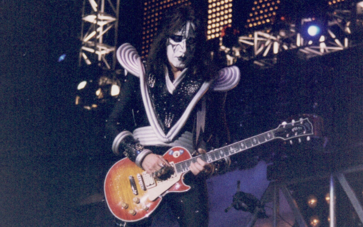 Falleció Ace Frehley, el guitarrista original de Kiss 1 2 - ace frehley kiss guitarrista original 16102025 - 1