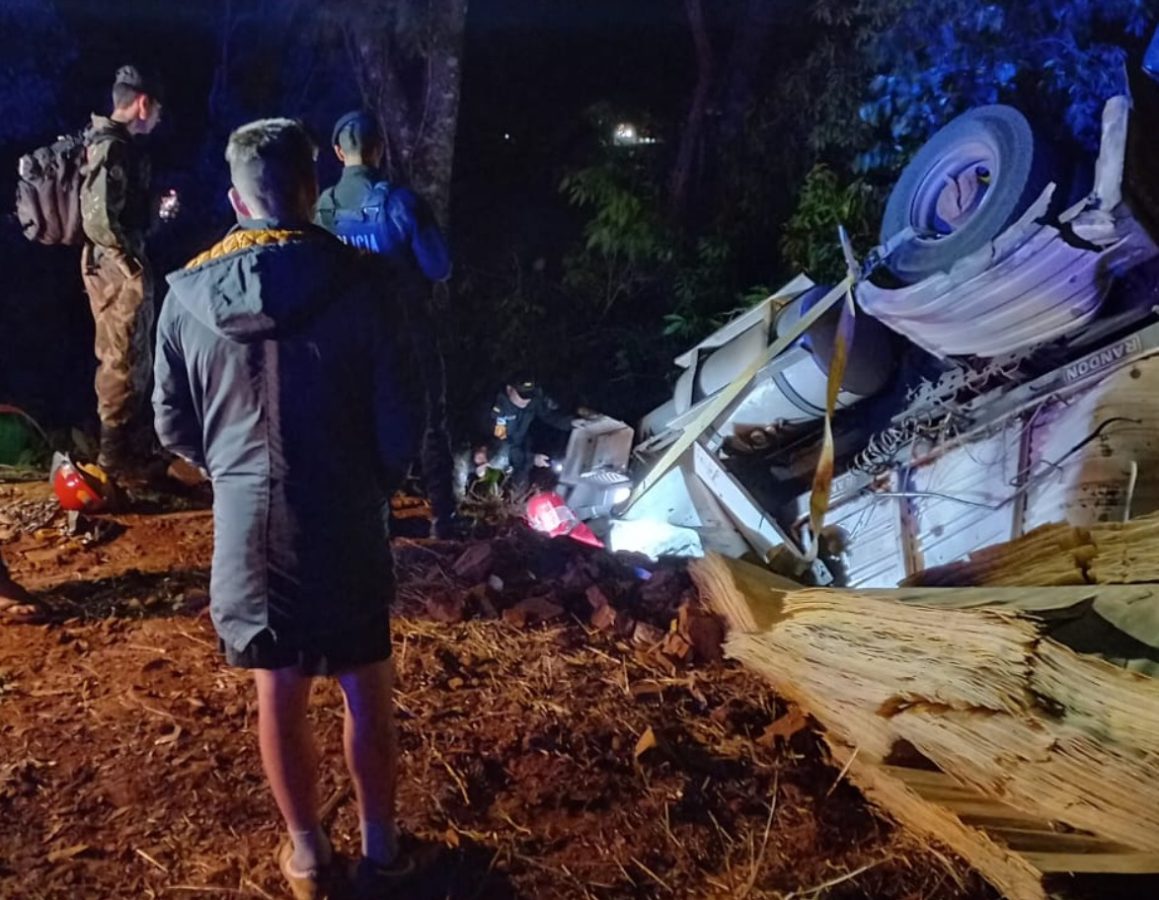 Pozo Azul: camión volcó y dejó como saldo un fallecido y un herido
