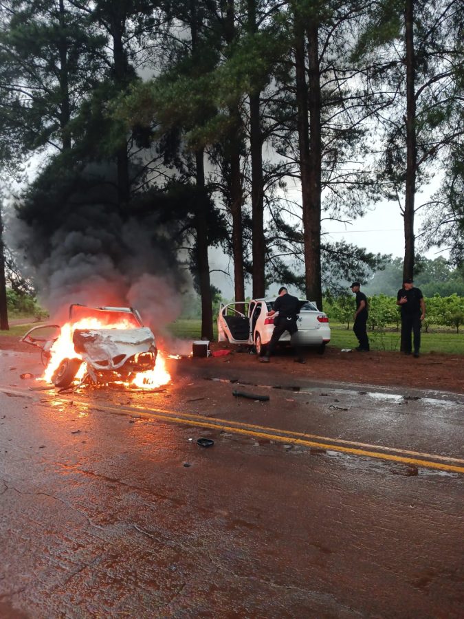 Un auto se incendió tras un choque frontal en Azara: un muerto y dos heridos 2 4 - choque azara 2 - 3