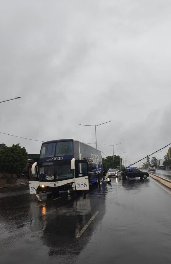 Un colectivo sin pasajeros chocó con un auto en Posadas: un herido 5 10 - choque colectivo 1 - 9