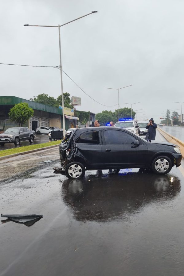 Un colectivo sin pasajeros chocó con un auto en Posadas: un herido 6 12 - choque colectivo 2 - 11