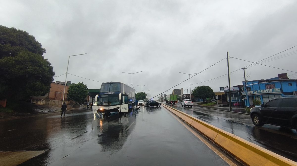 Un colectivo sin pasajeros chocó con un auto en Posadas: un herido 1 2 - choque colectivo 3 - 1