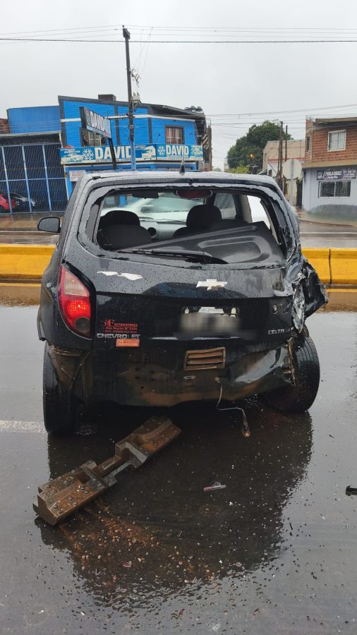 Un colectivo sin pasajeros chocó con un auto en Posadas: un herido 2 4 - choque colectivo 4 - 3