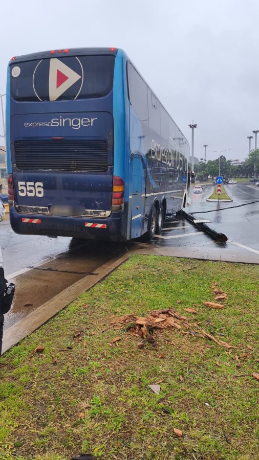Un colectivo sin pasajeros chocó con un auto en Posadas: un herido 3 6 - choque colectivo 5 - 5