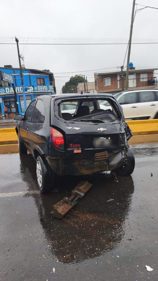 Un colectivo sin pasajeros chocó con un auto en Posadas: un herido 4 8 - choque colectivo 6 - 7