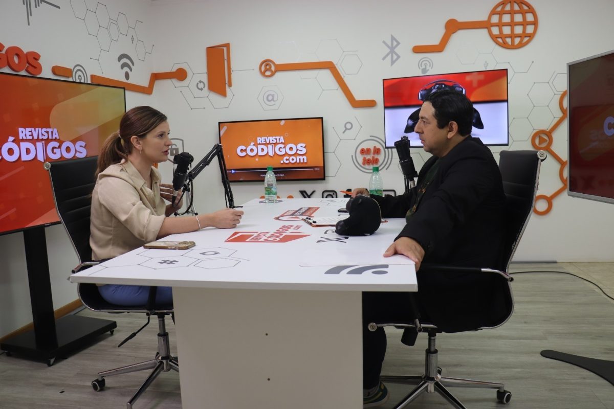 Micaela Gacek y Germán Simes pasaron por el streaming de Códigos 9 18 - gacek - 17