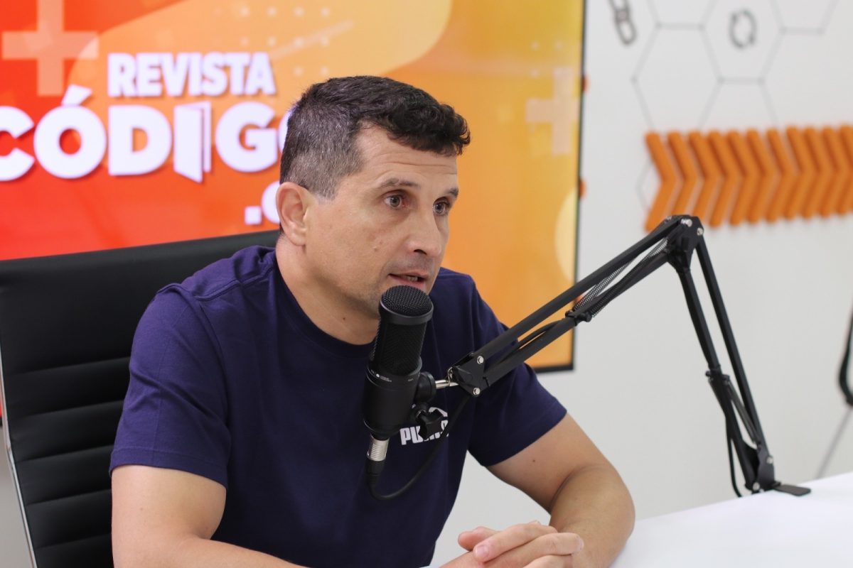 Micaela Gacek y Germán Simes pasaron por el streaming de Códigos 10 20 - german simes 1 - 19