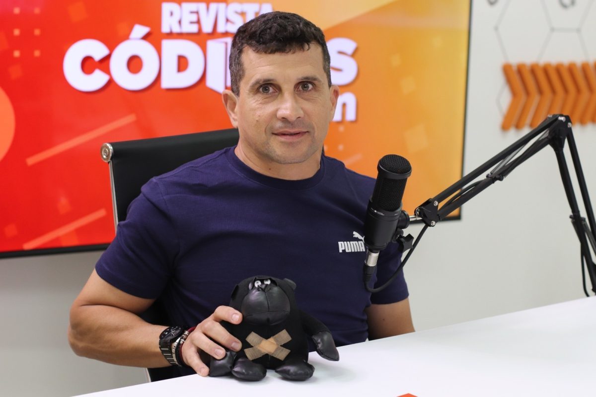 Micaela Gacek y Germán Simes pasaron por el streaming de Códigos 8 16 - german simes 4 - 15