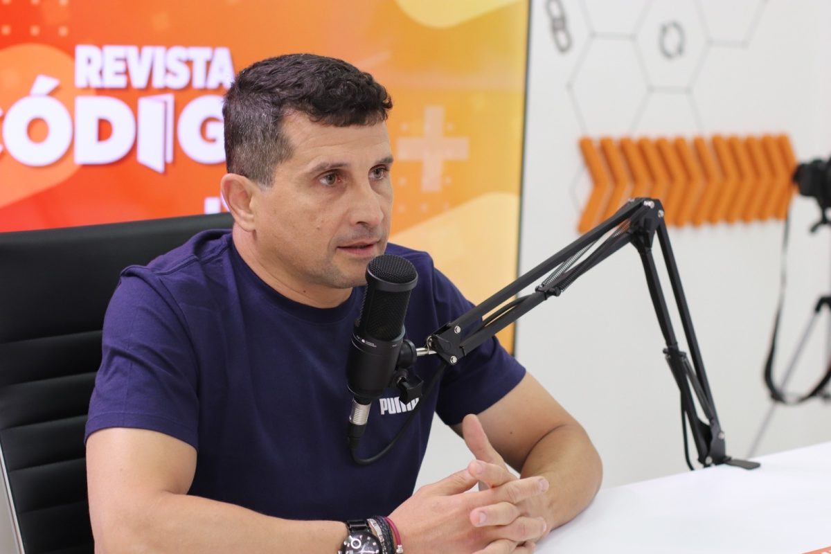 Micaela Gacek y Germán Simes pasaron por el streaming de Códigos 12 24 - german simes 5 - 23
