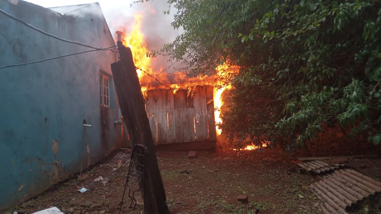 Incendio destruyó por completo una vivienda en Campo Viera 1 2 - incendio 2 - 1