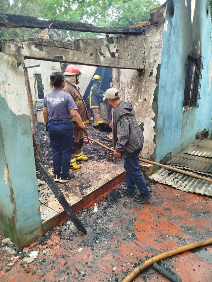 Incendio destruyó por completo una vivienda en Campo Viera 3 6 - incendio 4 - 5
