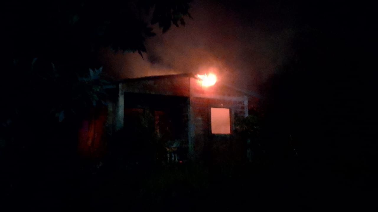 Se incendió una vivienda en la zona oeste de Posadas: sin lesionados 2 4 - incendio posadas 2 1 - 3