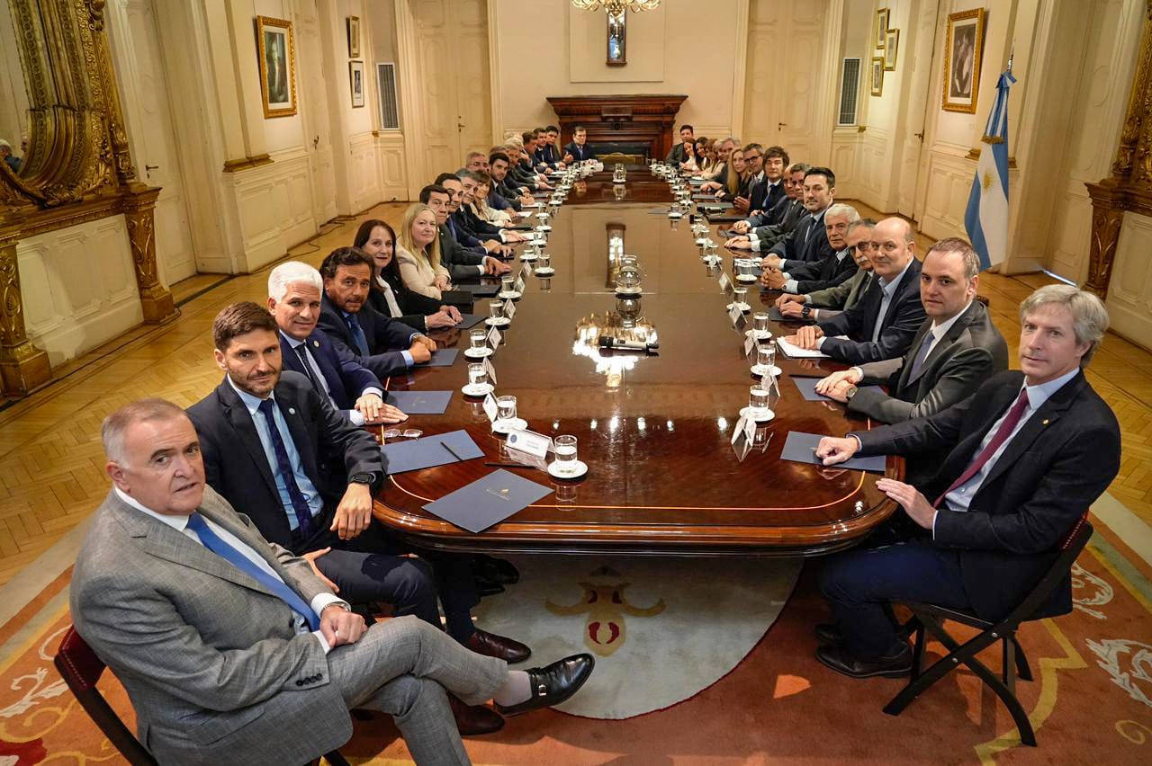 Milei destacó como “extremadamente positiva” la reunión con gobernadores y valoró acuerdo sobre déficit cero 2 4 - passalacqua Milei 3 1 - 3