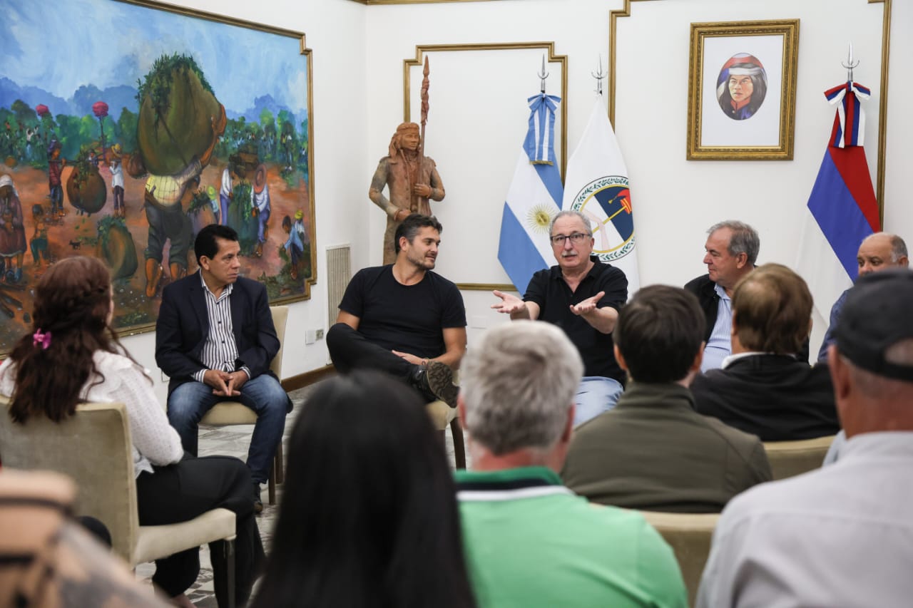 Passalacqua: “El bienestar de las familias tabacaleras está en el centro de nuestras políticas públicas” 1 2 - passalacqua tabacaleros 8 - 1