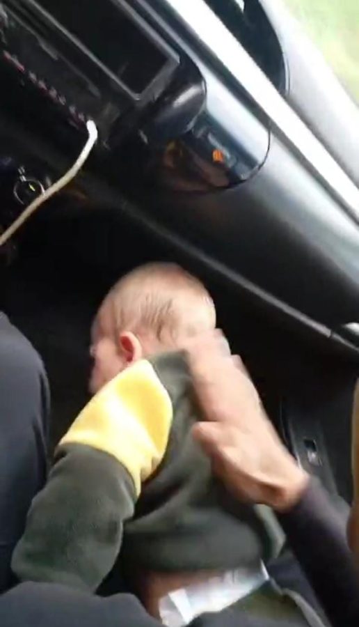 Dos de Mayo: dentro del patrullero policías salvaron la vida de un bebé que se asfixiaba 2 4 - reanimacion bebe 2 - 3