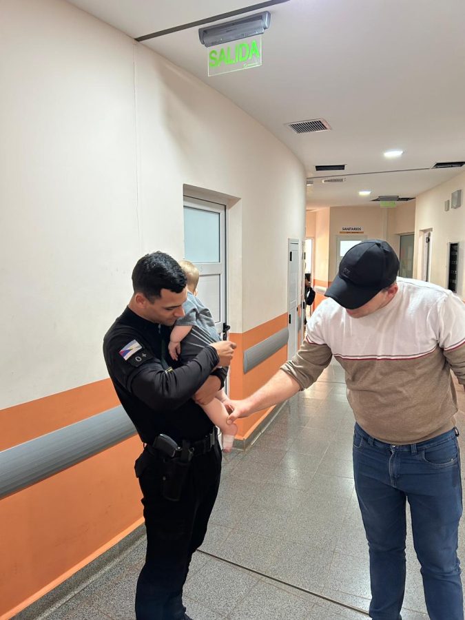 Dos de Mayo: dentro del patrullero policías salvaron la vida de un bebé que se asfixiaba 3 6 - reanimacion bebe 3 - 5