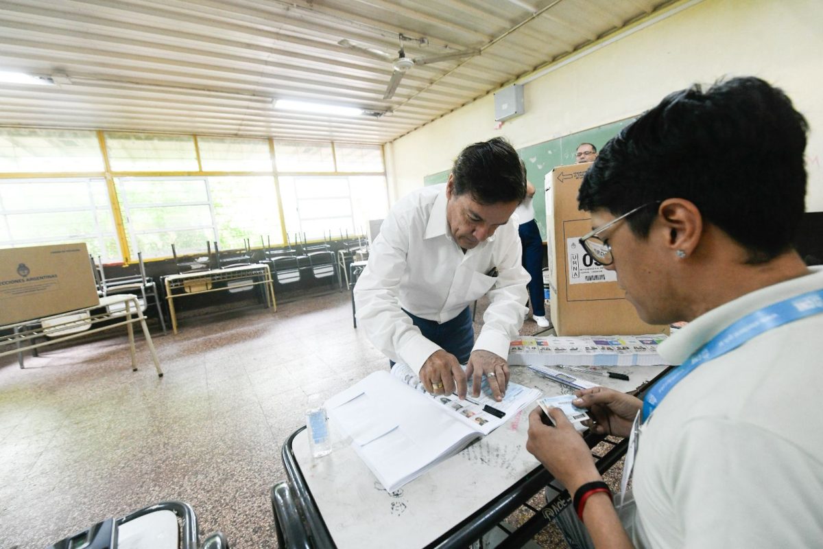 Legislativas nacionales: Carlos Rovira votó en una jornada electoral tranquila 1 2 - rovira 2 - 1