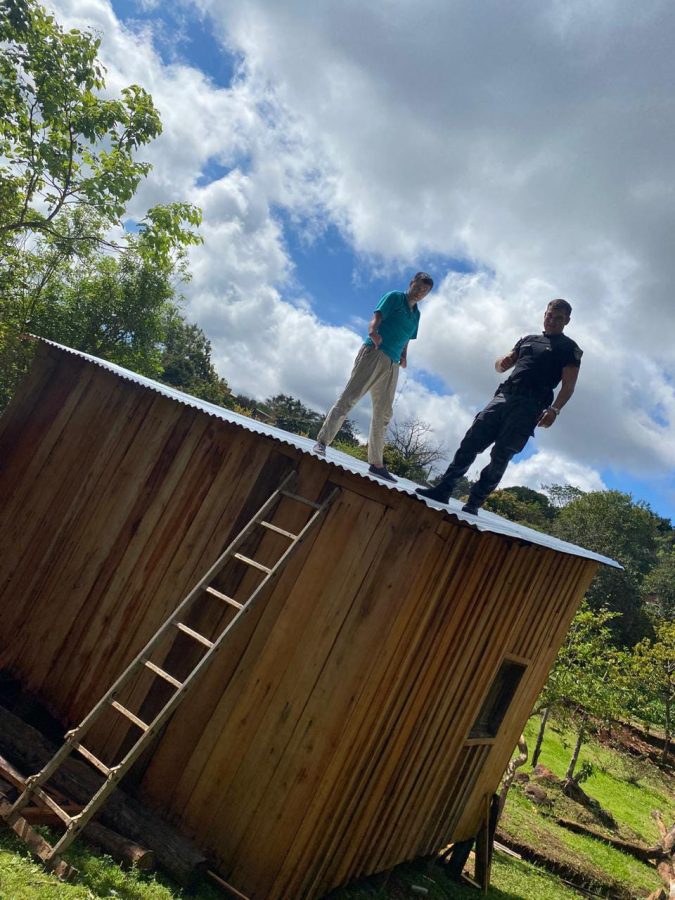 Solidaridad: policías y vecinos construyeron una casa a tarefero que lo perdió todo en Aristóbulo 1 2 - solidaridad aristobulo 3 - 1