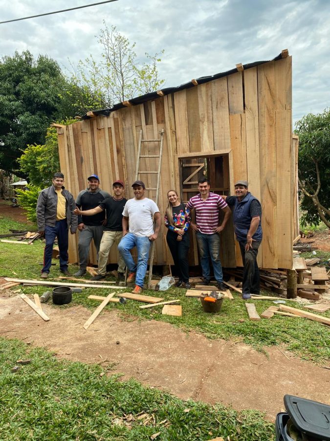 Solidaridad: policías y vecinos construyeron una casa a tarefero que lo perdió todo en Aristóbulo 2 4 - solidaridad aristobulo 4 - 3