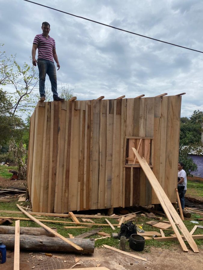 Solidaridad: policías y vecinos construyeron una casa a tarefero que lo perdió todo en Aristóbulo 3 6 - solidaridad aristobulo 5 - 5