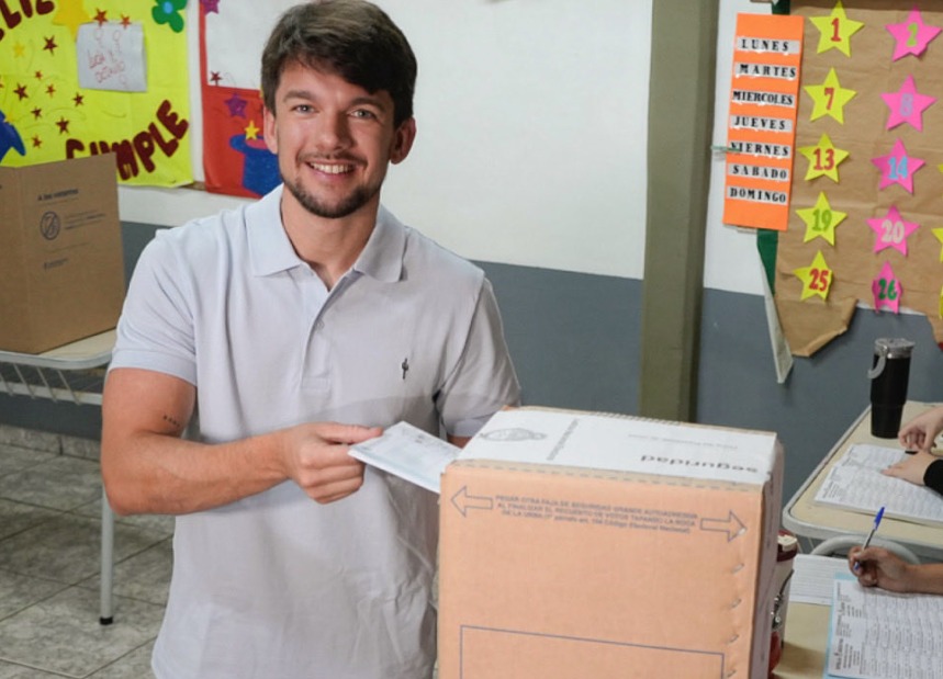 Spinelli tras sufragar: “El país necesita hablar y esta es la forma de hacerlo”