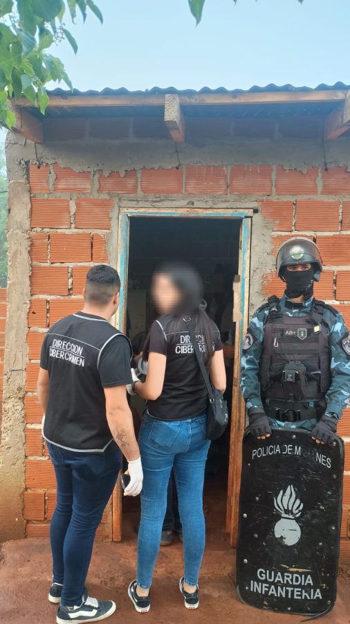 Capturan en Posadas a cuatro acusados de grooming y tenencia de MASI 3 6 - Capturaron a 4 acusados de grooming y tenencia de MASI en Posadas 2 - 5