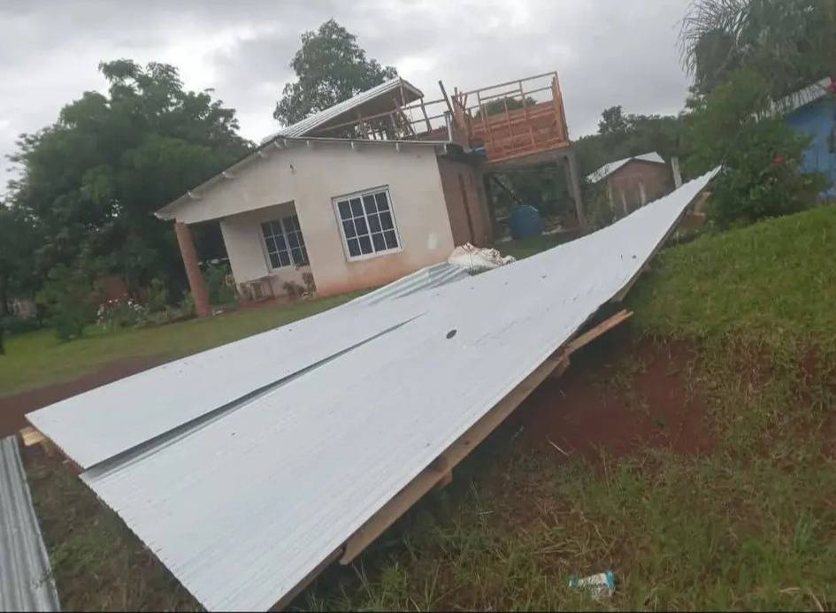 Daños severos, voladuras de techos y cortes de luz tras temporal en 25 de Mayo 6 12 - Danos severos voladuras de techos y cortes de luz tras temporal en 25 de Mayo 5 - 11