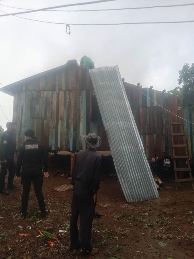Policías asistieron a familias afectadas por el temporal en Misiones 2 4 - IMG 20251107 WA0060 - 3