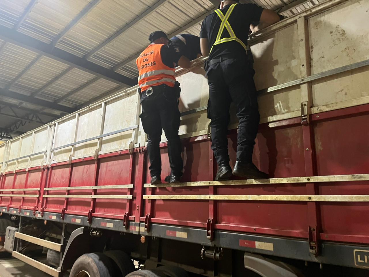 Incautan 100 mil atados de cigarrillos valuados en más de $260 millones sobre la ruta 14 6 12 - Incautan 100 mil atados de cigarrillos valuados en mas de 260 millones sobre la ruta 14 1 - 11