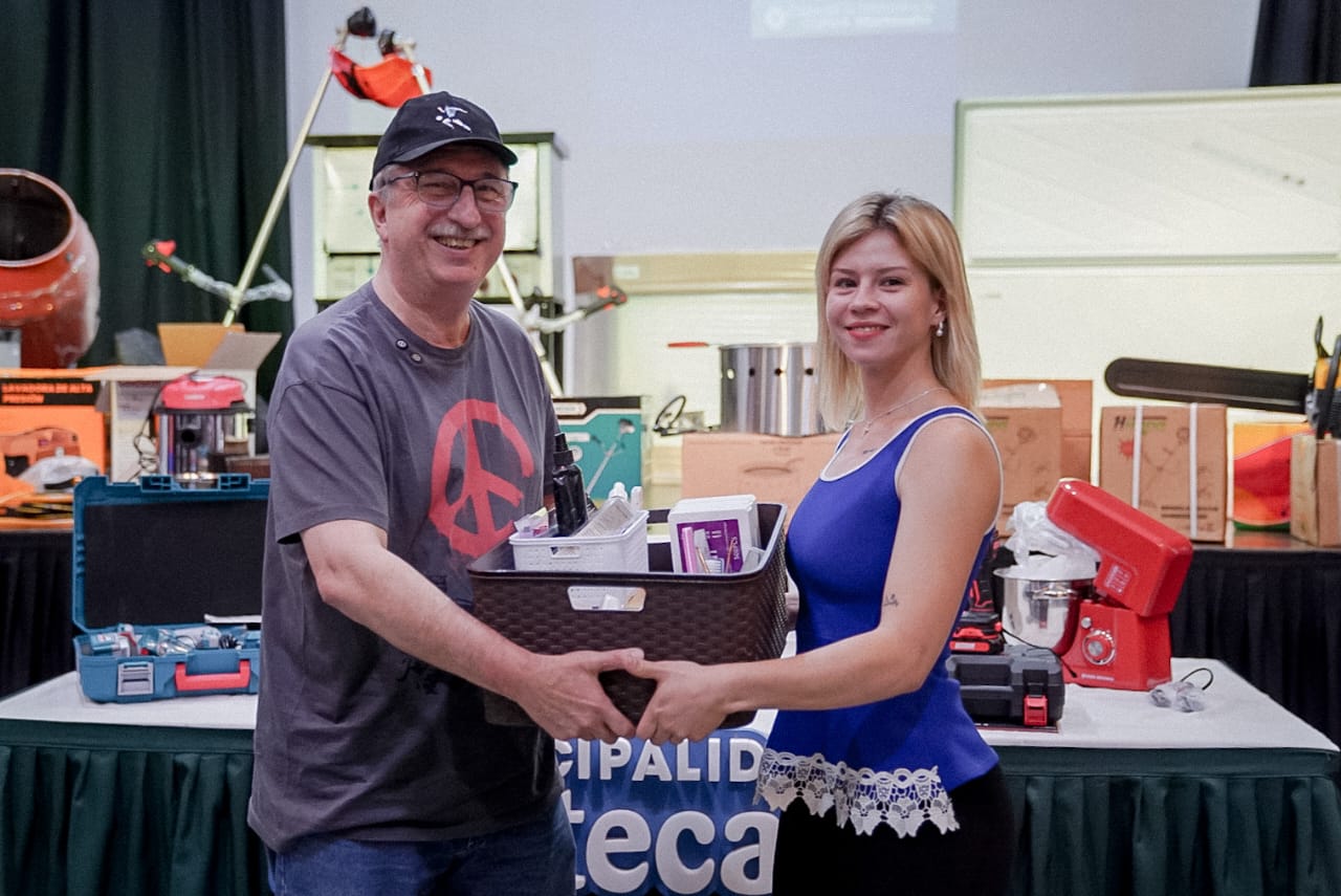 Passalacqua encabezo la primera entrega del banco de herramientas en Montecarlo 7 - 15