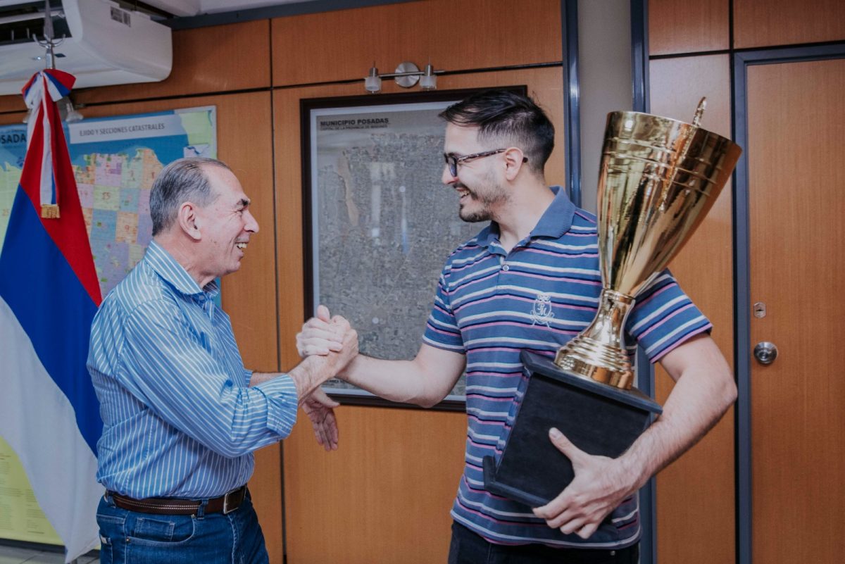 Stelatto recibió a Telecentro Tacuarí tras la consagración en el nacional de futsal 2 4 - Stelatto recibio a Telecentro Tacuari tras la consagracion en el nacional de futsal 6 - 3