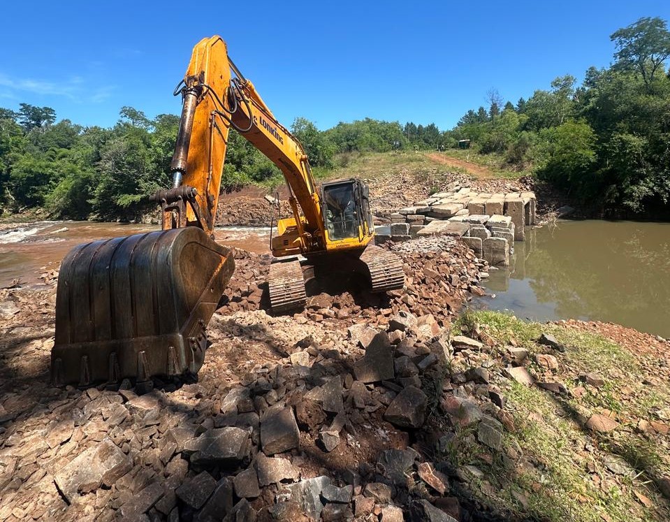 Vialidad avanza en la restitución del paso provisorio sobre el arroyo Yabebirí