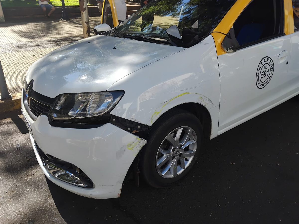 Chocaron taxi y colectivo en pleno centro de Posadas: sin heridos 2 4 - WhatsApp Image 2025 11 25 at 09.54.58 - 3
