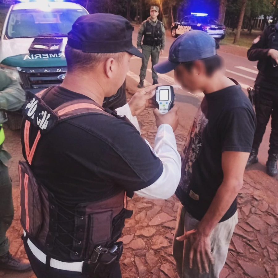 Evadieron un control de Gendarmería y fueron interceptados por la Policía: el conductor tenía 2,76 g/l de alcohol 2 4 - acoholizados 1 - 3