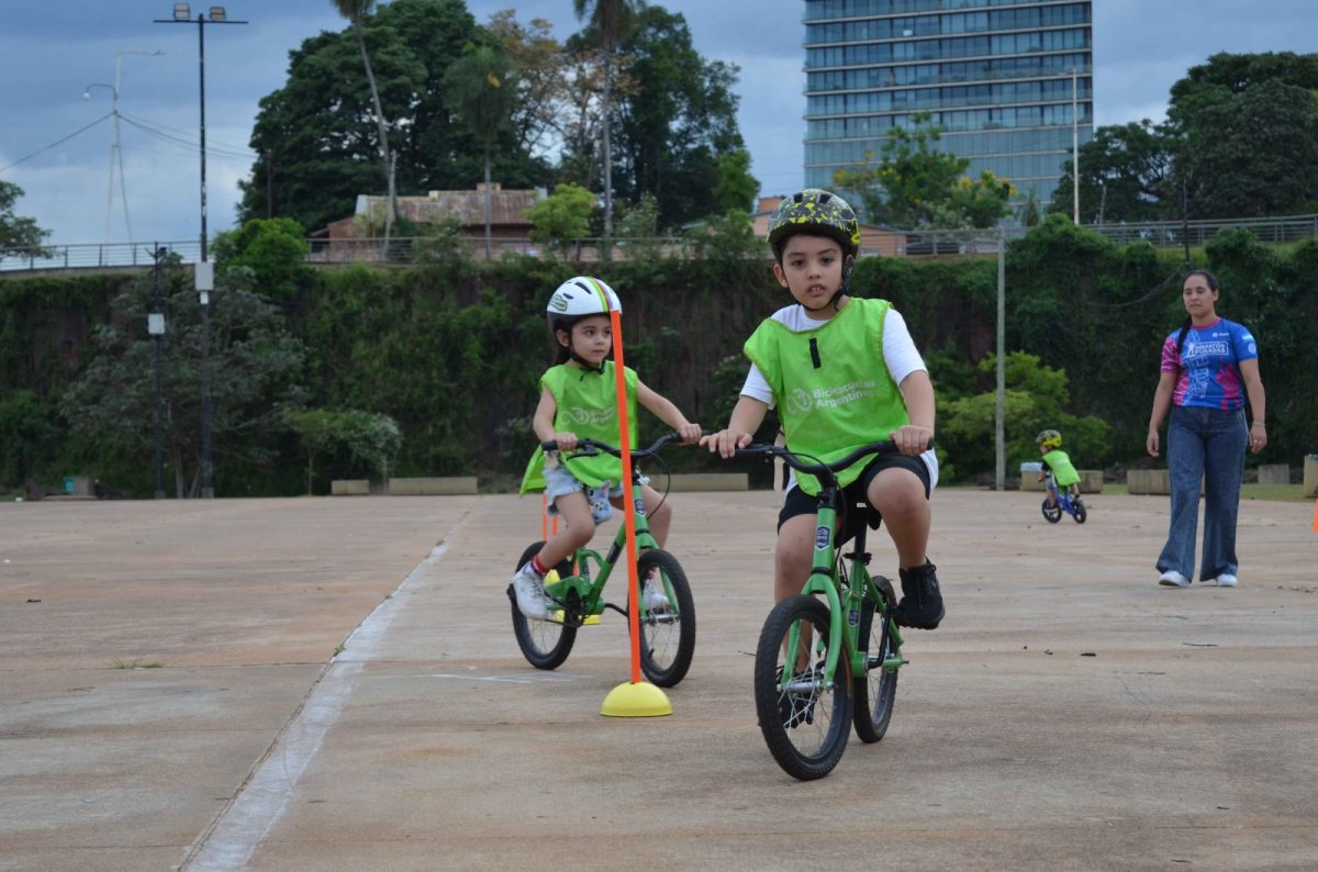 Niños y niñas volvieron a disfrutar de una nueva jornada de “Biciescuelas Argentinas” en Posadas 2 4 - bicicletas en posadas 2 - 3