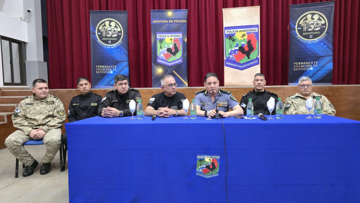 La Policía formó a 28 nuevos instructores en defensa y uso racional de la fuerza 1 2 - capacitaciones a policias 3 - 1