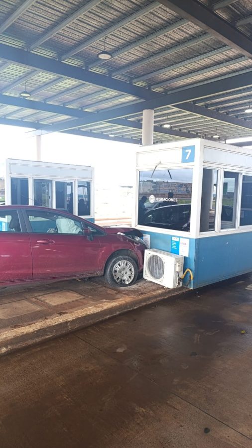 Un auto chocó contra una casilla del Puente Internacional San Roque González 2 4 - choque en el puente 2 - 3