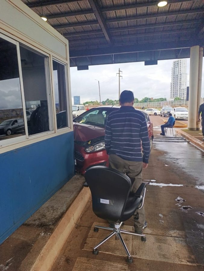 Un auto chocó contra una casilla del Puente Internacional San Roque González 3 6 - choque en el puente 3 - 5