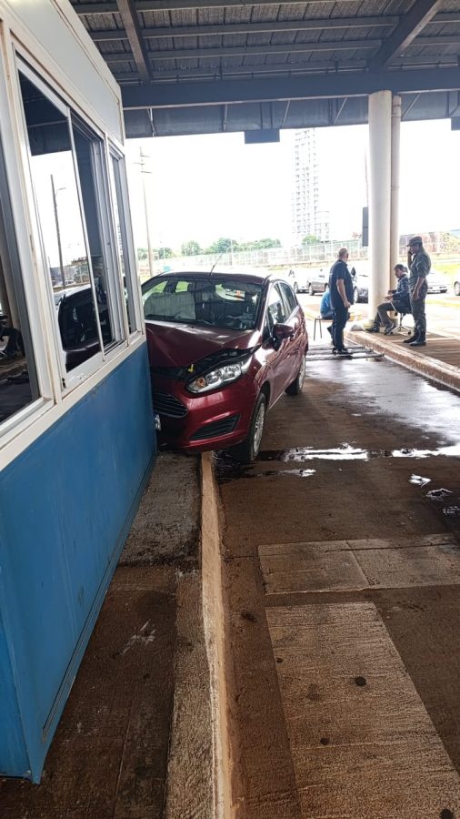 Un auto chocó contra una casilla del Puente Internacional San Roque González 4 8 - choque en el puente 4 - 7