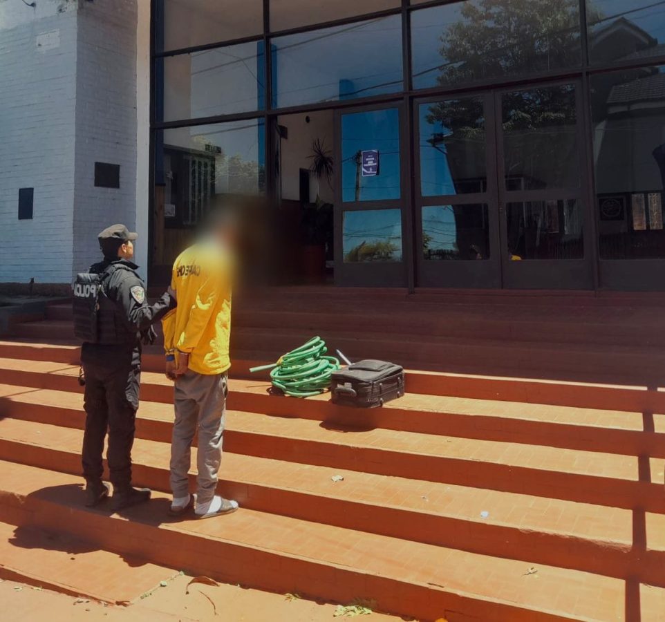 El escondite del Mbotaby: detuvieron a un hombre que robaba y ocultaba los bienes en un arroyo 1 2 - hombre ladron 1 - 1