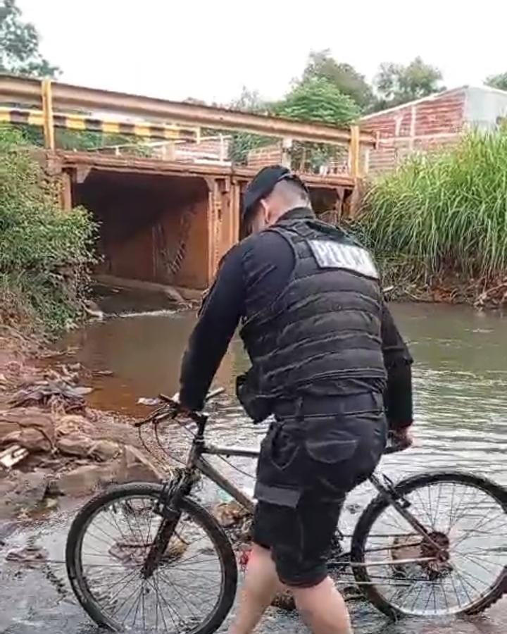 El escondite del Mbotaby: detuvieron a un hombre que robaba y ocultaba los bienes en un arroyo 3 6 - hombre ladron 2 - 5