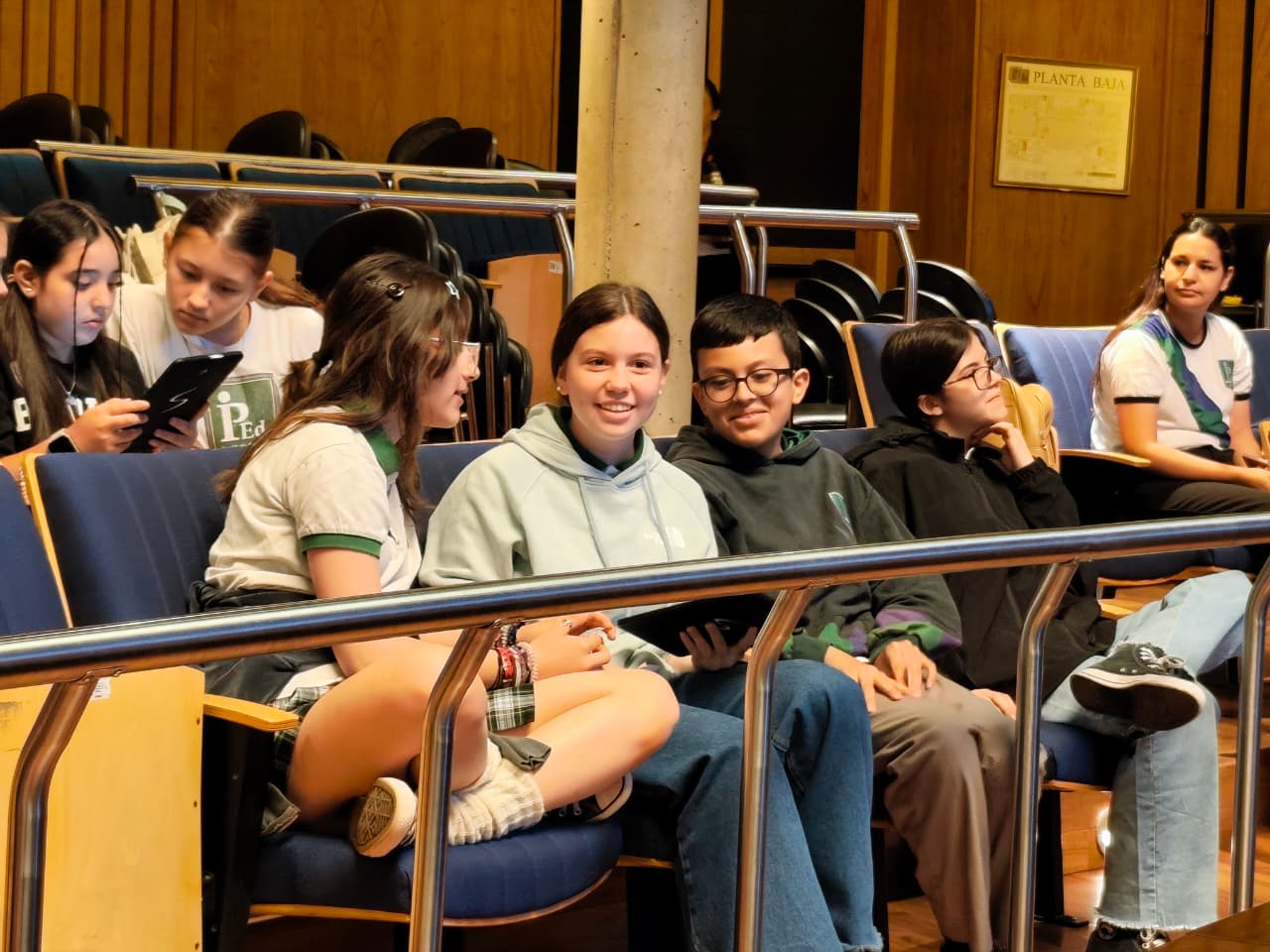 Estudiantes visitaron la Legislatura y se interiorizaron del trabajo de los diputados 1 2 - recorrida legislatura 1 - 1