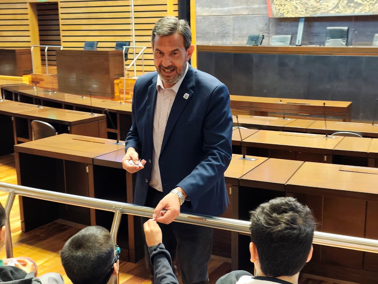 Estudiantes visitaron la Legislatura y se interiorizaron del trabajo de los diputados 2 4 - recorrida legislatura 2 - 3