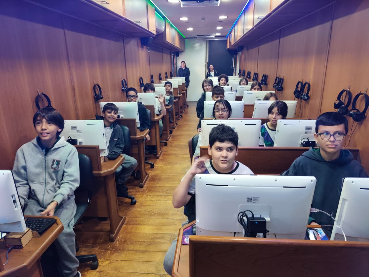 Estudiantes visitaron la Legislatura y se interiorizaron del trabajo de los diputados 4 8 - recorrida legislatura 4 - 7