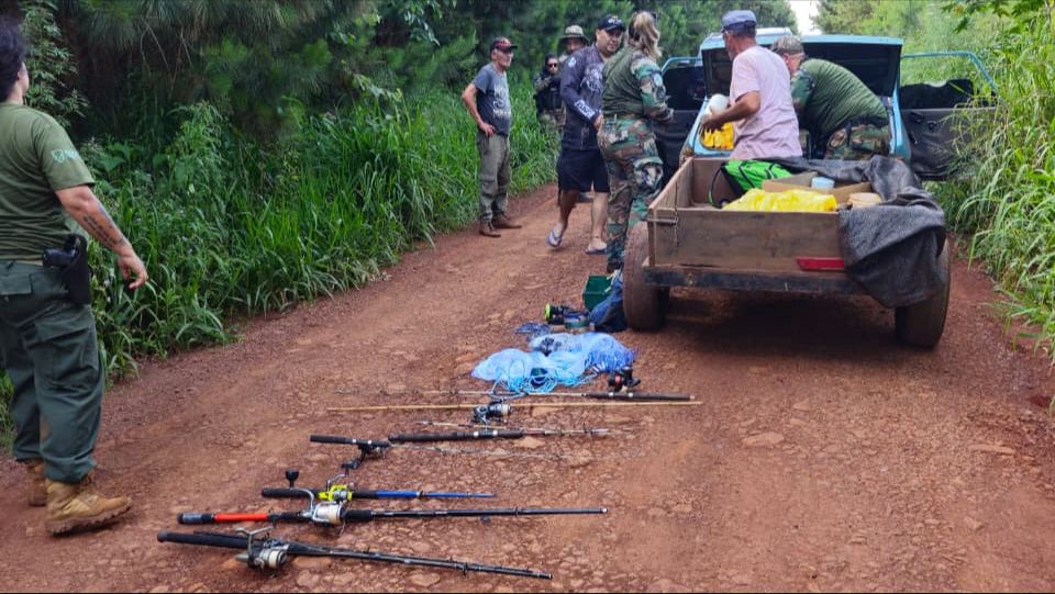 Intensifican controles en los ríos de Misiones tras el inicio de la veda de pesca 1 2 - veda pesca control 3 - 1