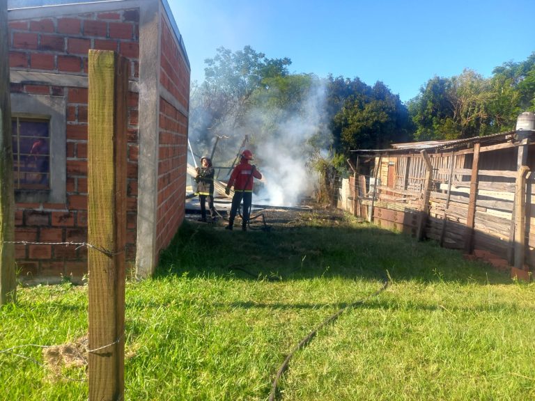Bomberos sofocaron un incendio en una casa abandonada en Posadas