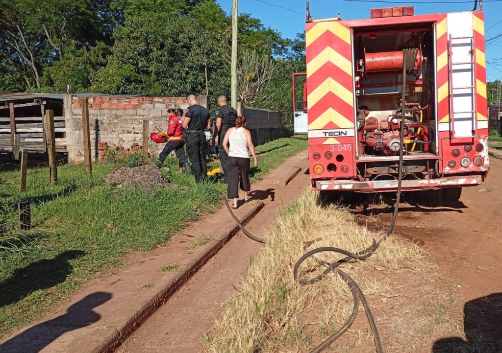Bomberos sofocaron un incendio en una casa abandonada en Posadas 1 2 - Bomberos sofocaron un incendio en una casa abandonada en Posadas 2 - 1