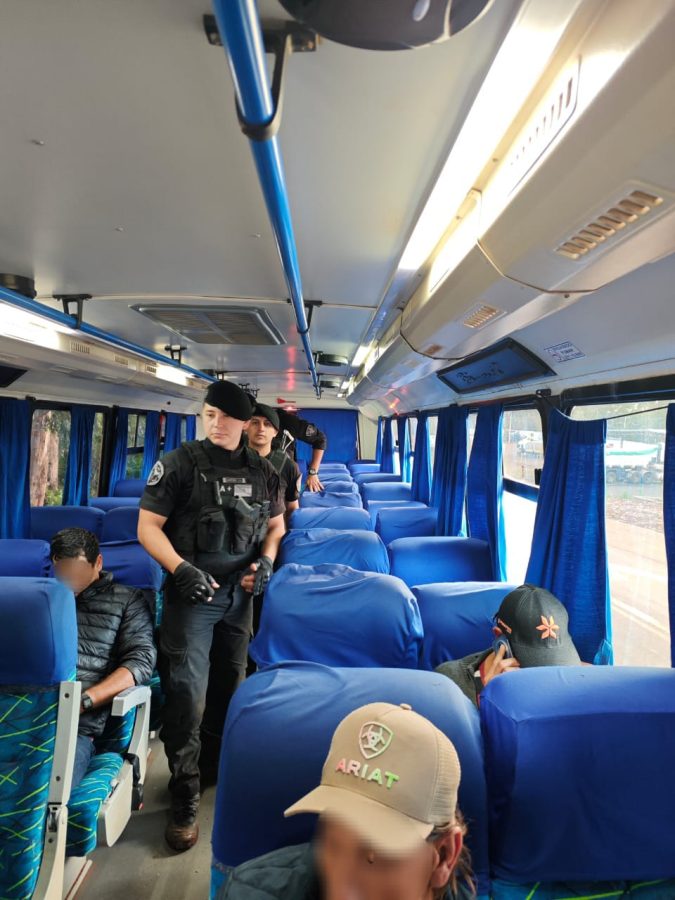 Buscan a seis convictos evadidos en Bernardo de Irigoyen 2 - 5