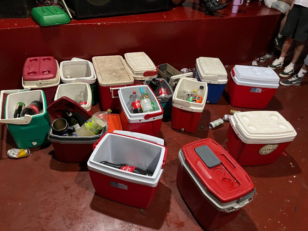 Clausuran una fiesta clandestina y un local nocturno por permitir el consumo de alcohol a menores 5 - 7